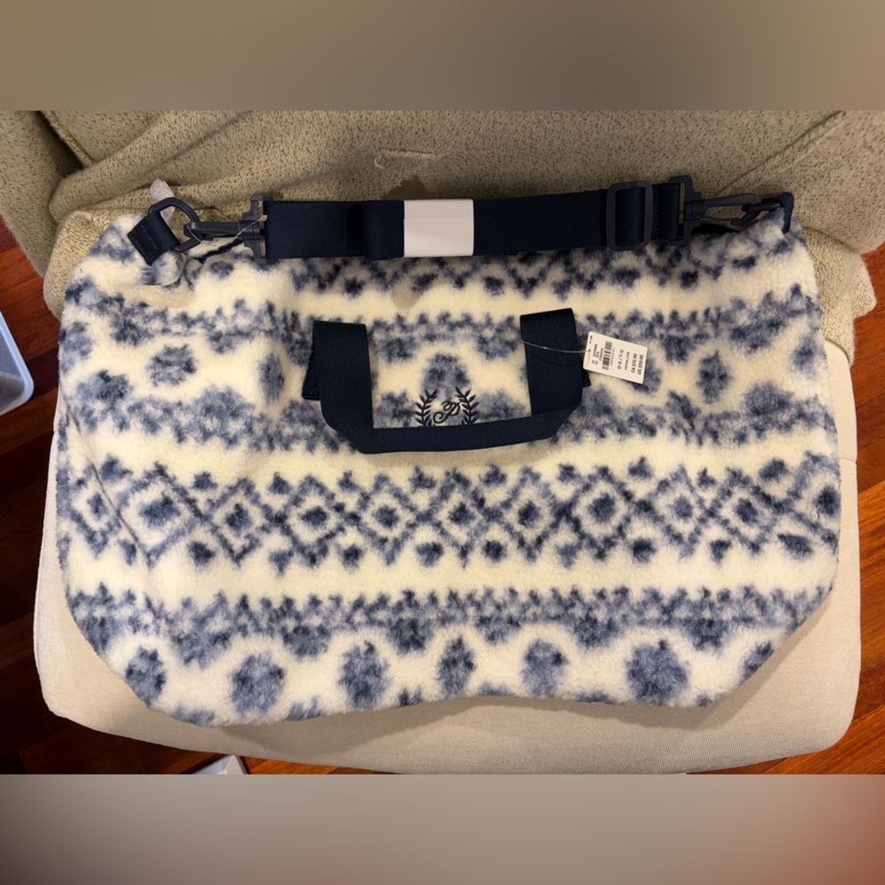 Victoria's Secret Navy and Cream Fleece Patterned Tote Bag - Picture 2 of 4
